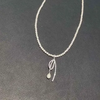Collar de perlas blancas de plata con colgante en forma de hoja pavé