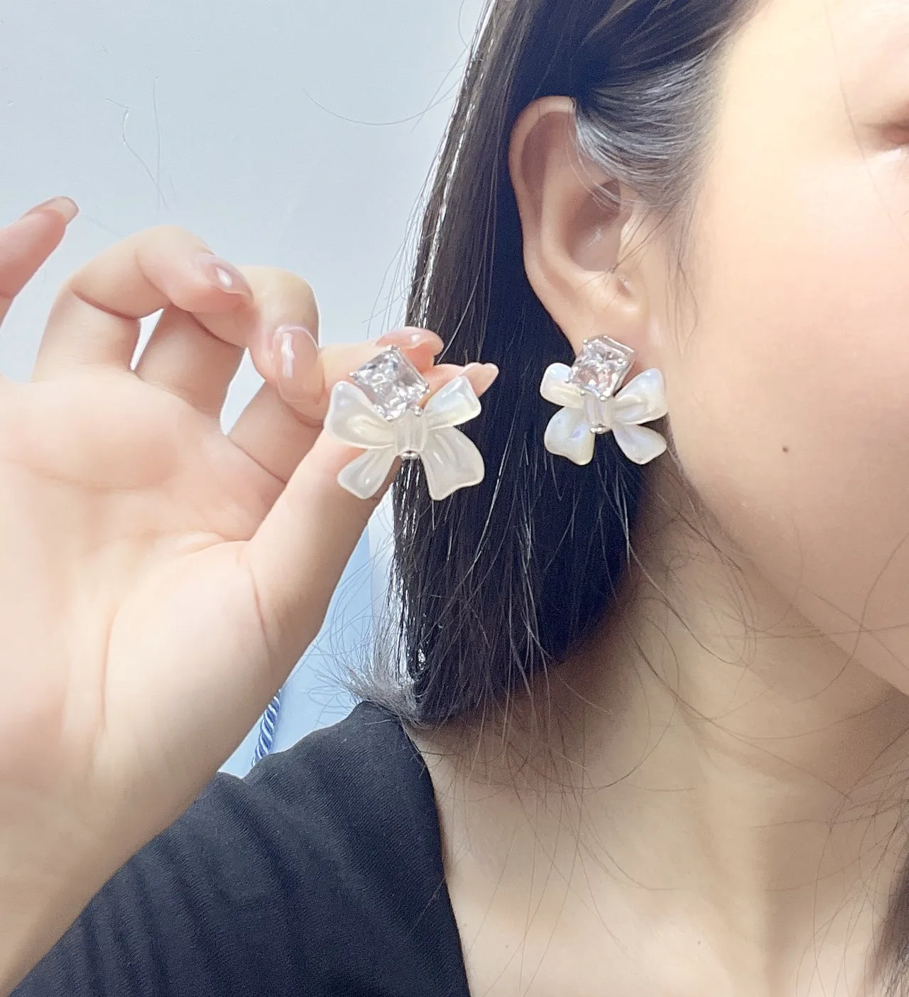 White Transparent Bow-Shaped Pearlized Resin Earrings 2