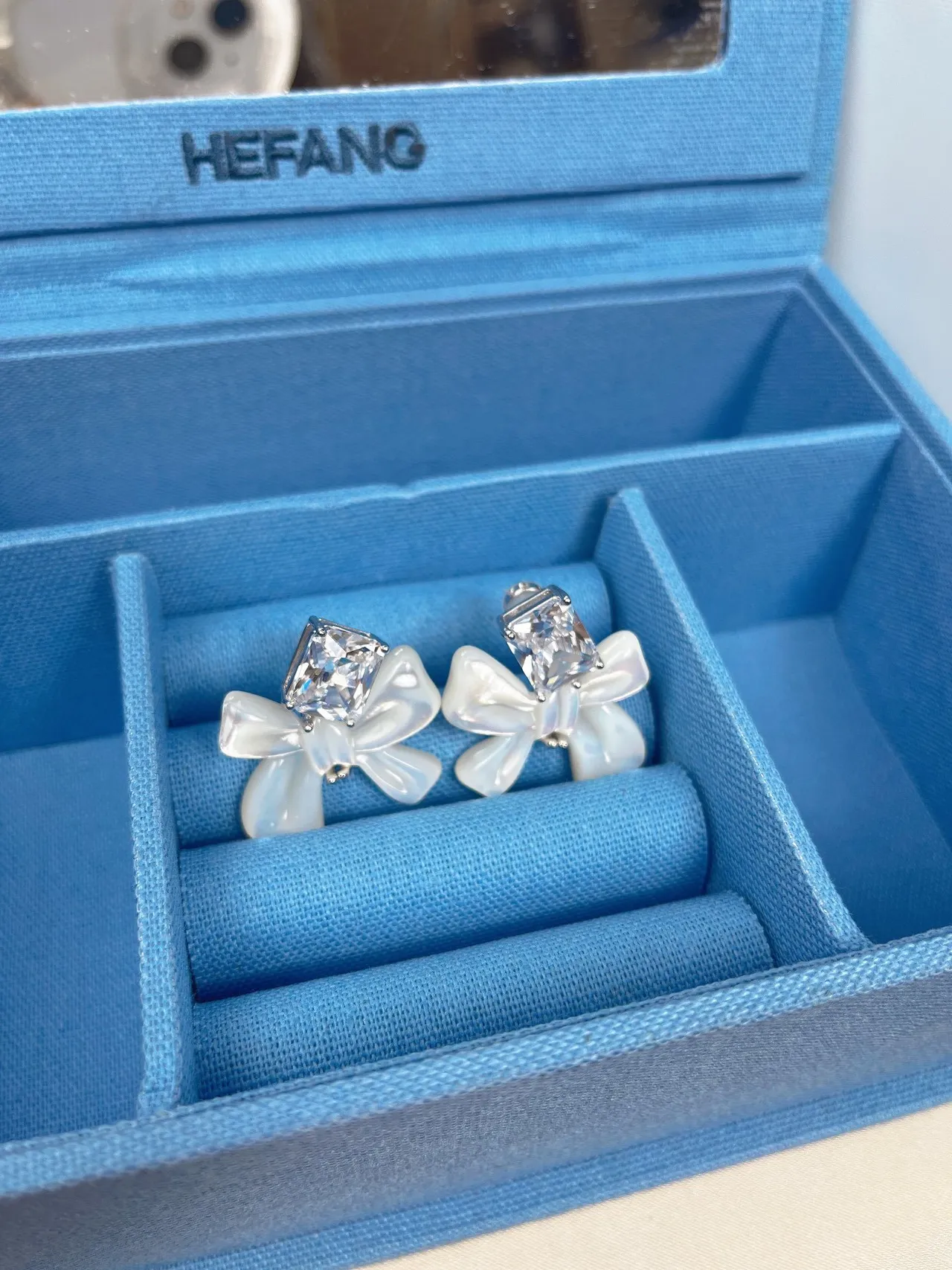 White Transparent Bow-Shaped Pearlized Resin Earrings 5