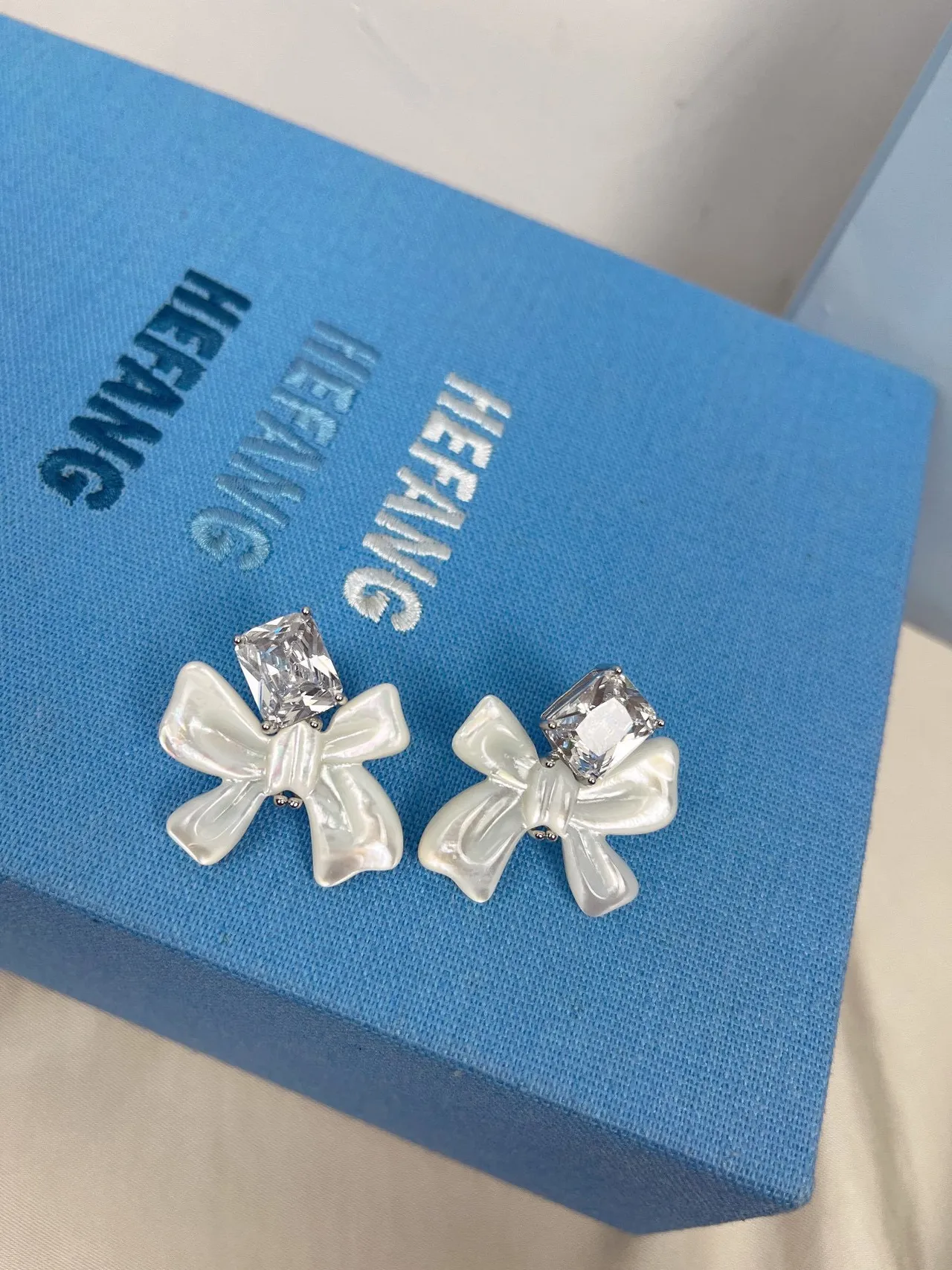 White Transparent Bow-Shaped Pearlized Resin Earrings 7