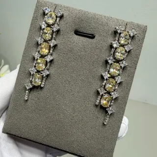 Brincos de gota com pedras amarelas e transparentes em cascata