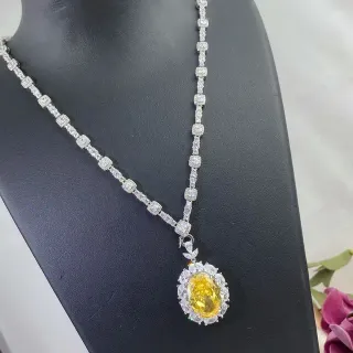 Collier argent jaune ovale pierre centrale halo pavé
