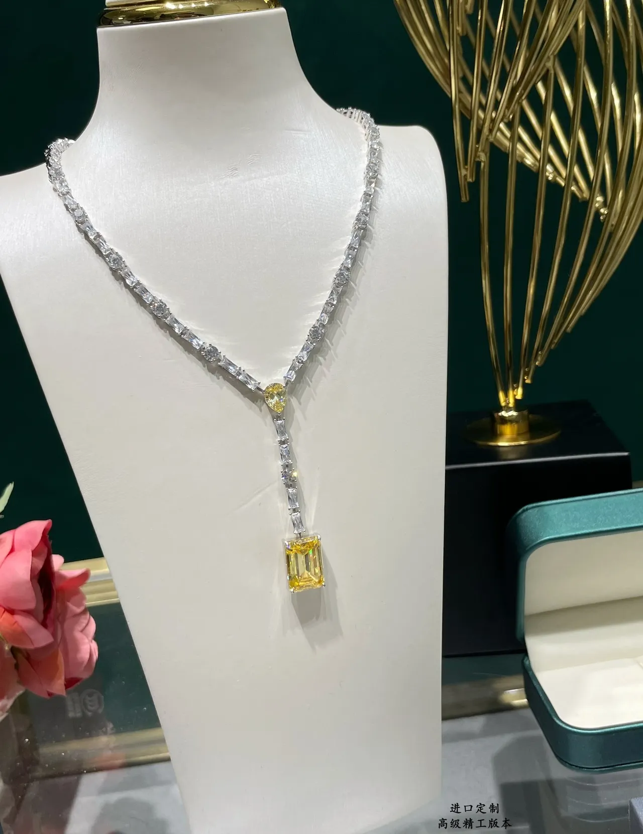 Collier avec chaîne V en argent jaune, pendentif Emerald-Cut 3