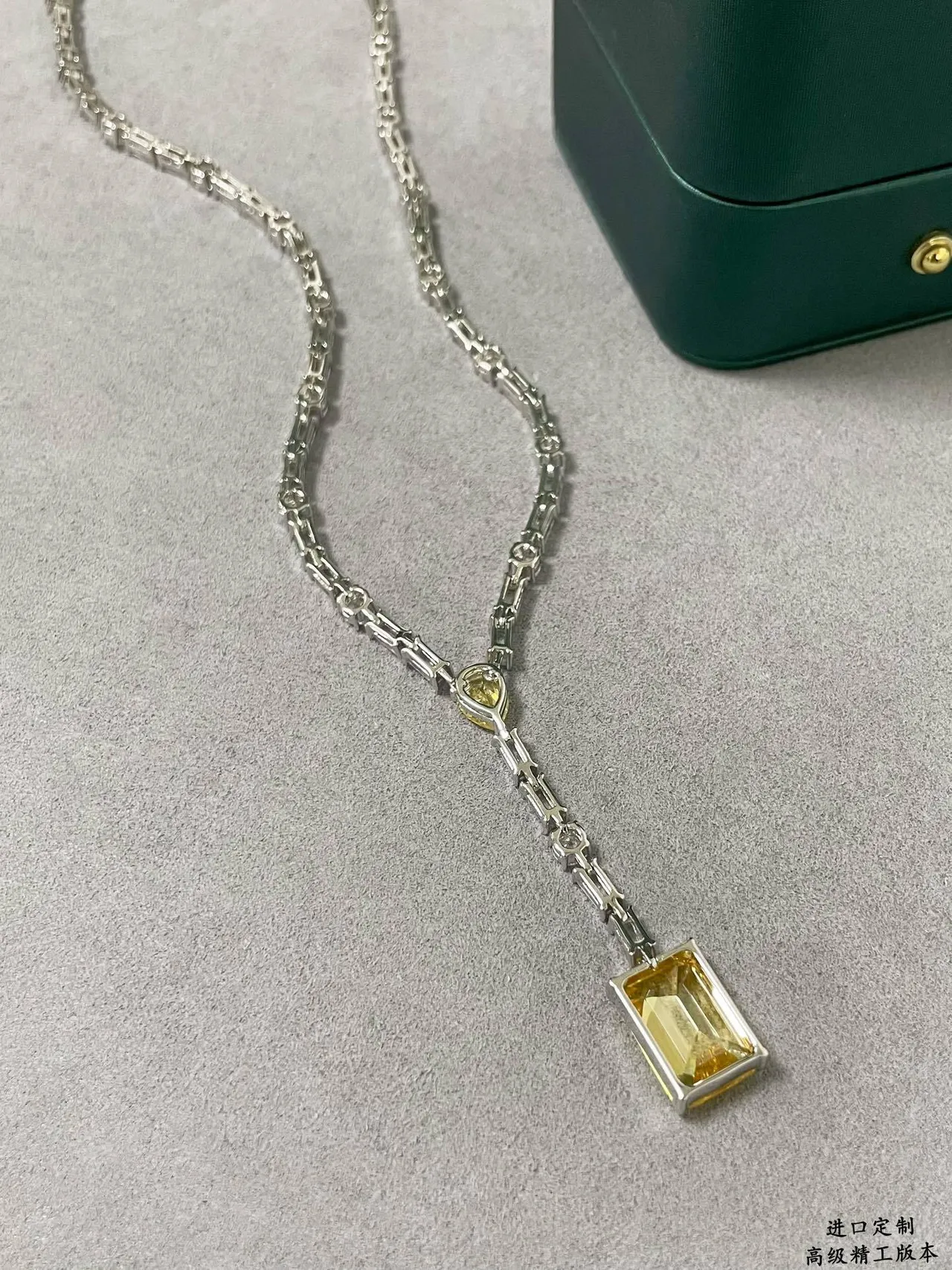 Collier avec chaîne V en argent jaune, pendentif Emerald-Cut 4