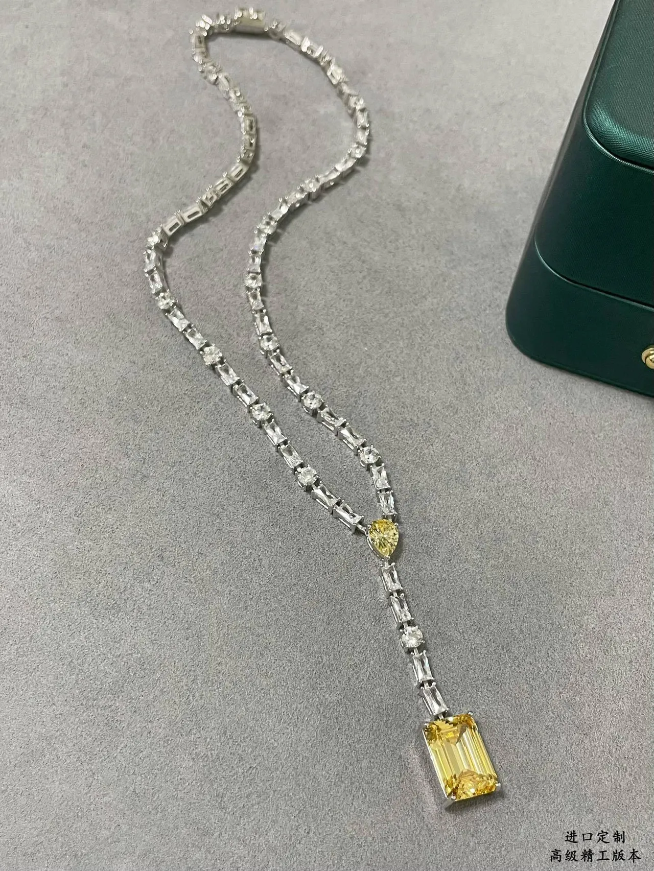 Collier avec chaîne V en argent jaune, pendentif Emerald-Cut 5