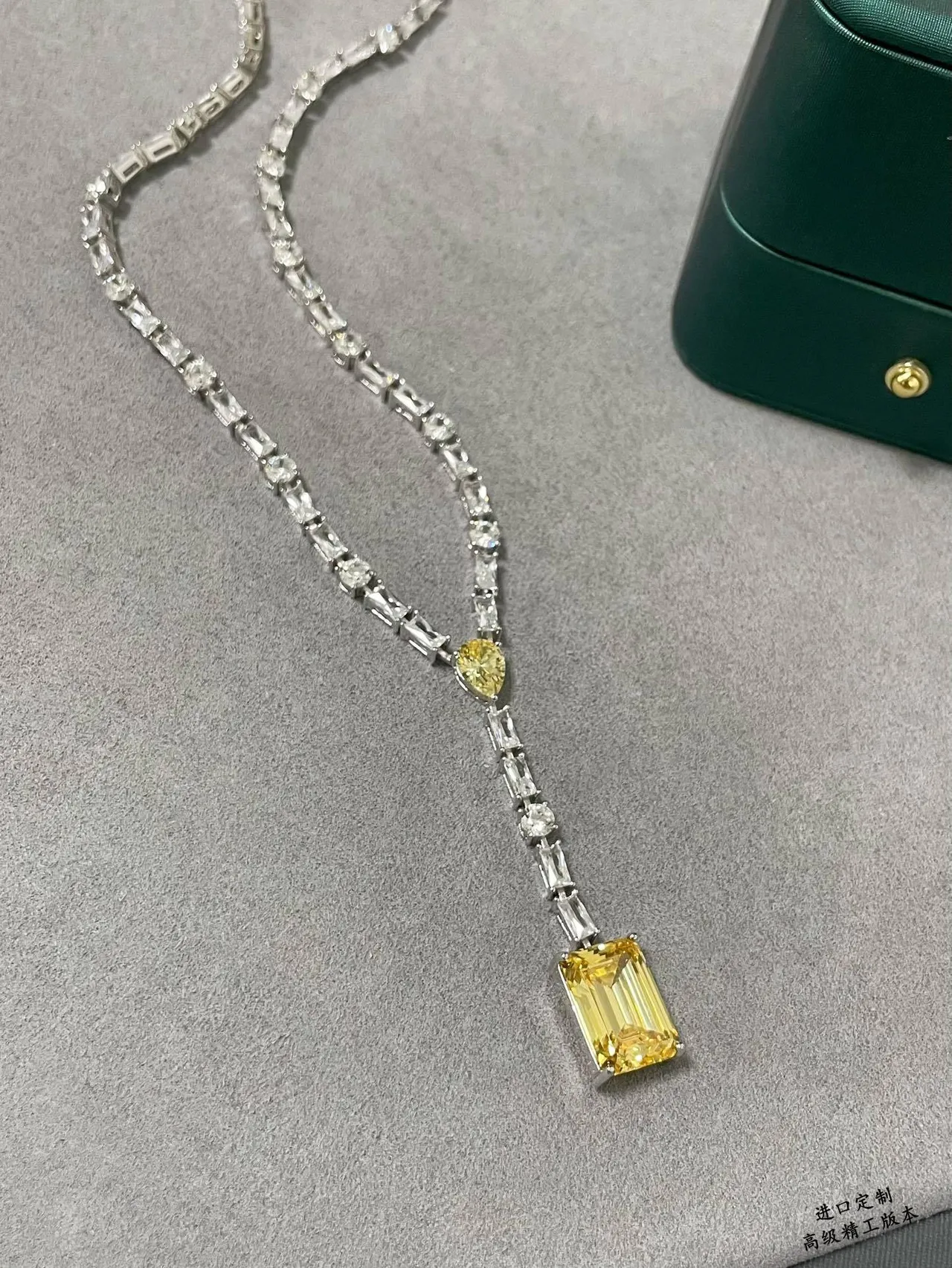 Collier avec chaîne V en argent jaune, pendentif Emerald-Cut 6