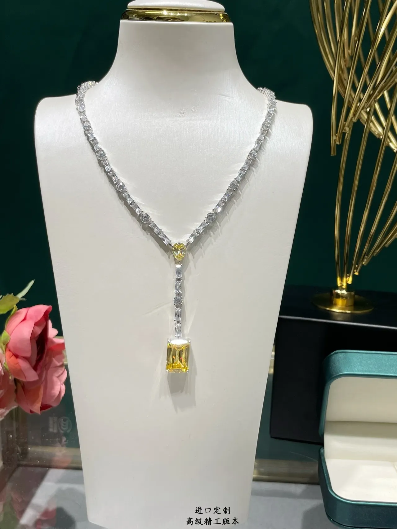 Collier avec chaîne V en argent jaune, pendentif Emerald-Cut 7