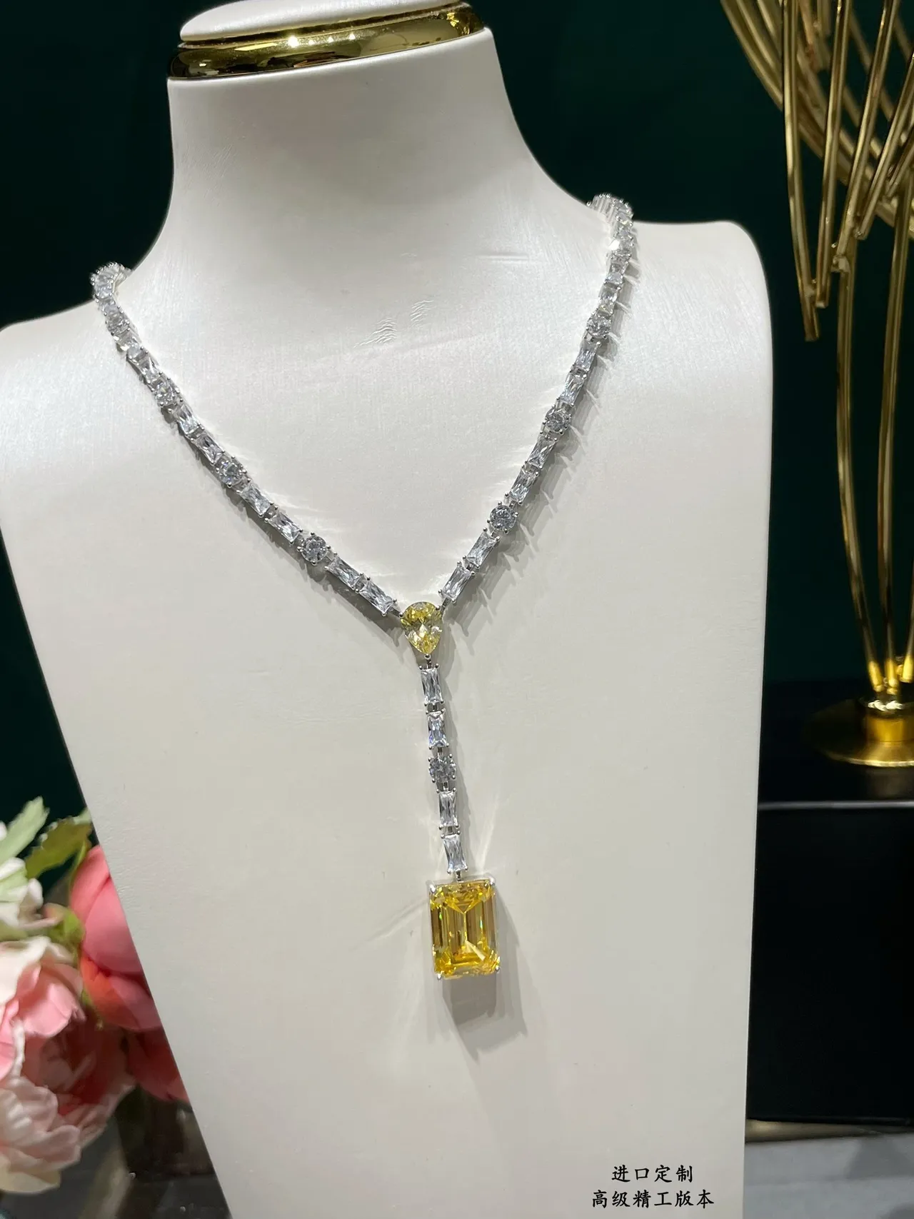 Collier avec chaîne V en argent jaune, pendentif Emerald-Cut 8