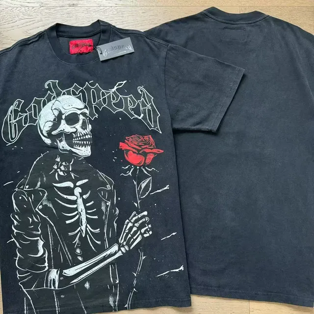 Camiseta Godspeed preta e vermelha com estampa gráfica de motivo esqueleto 4