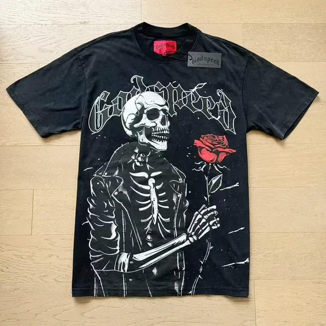 Camiseta Godspeed preta e vermelha com estampa gráfica de motivo esqueleto 5