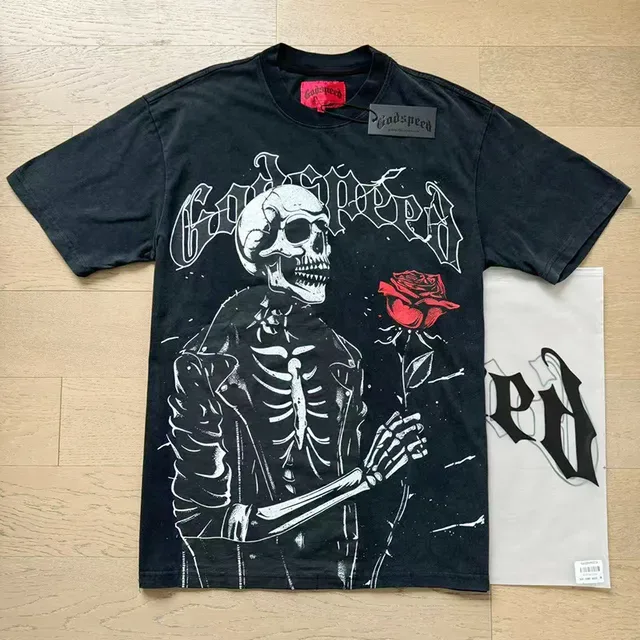 Camiseta Godspeed preta e vermelha com estampa gráfica de motivo esqueleto 6