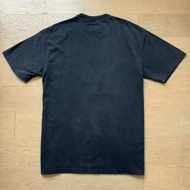 Camiseta Godspeed preta e vermelha com estampa gráfica de motivo esqueleto 7
