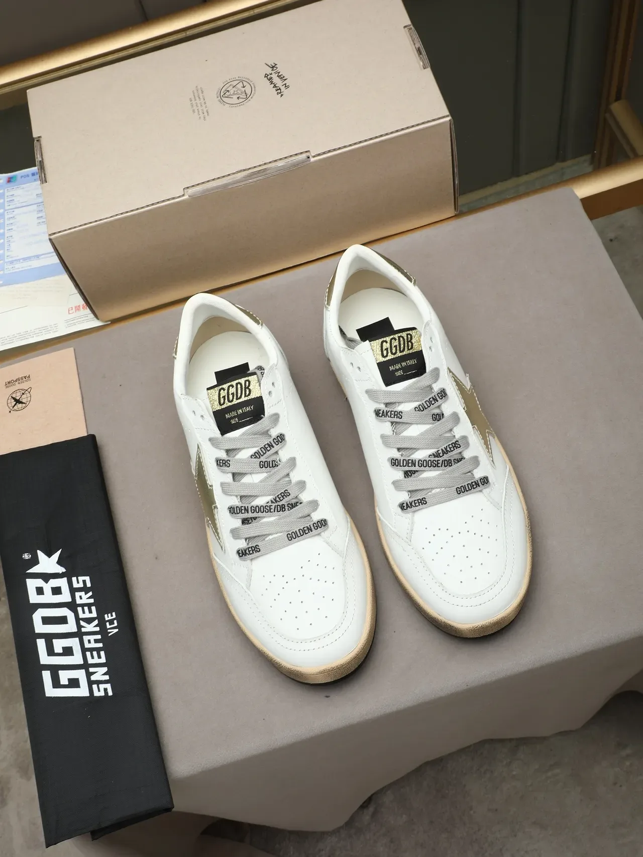 Golden Goose Ball Star sneakers lifestyle blanches en cuir à étoile métallique 2