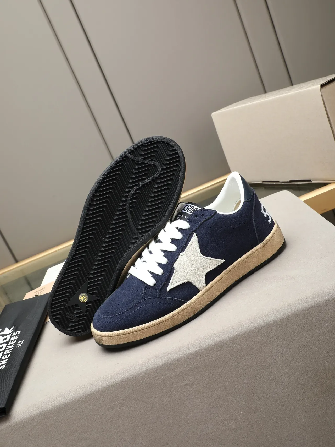 Golden Goose Ballstar নেভি সুয়েড স্টার লোগো লাইফস্টাইল স্নিকার 4