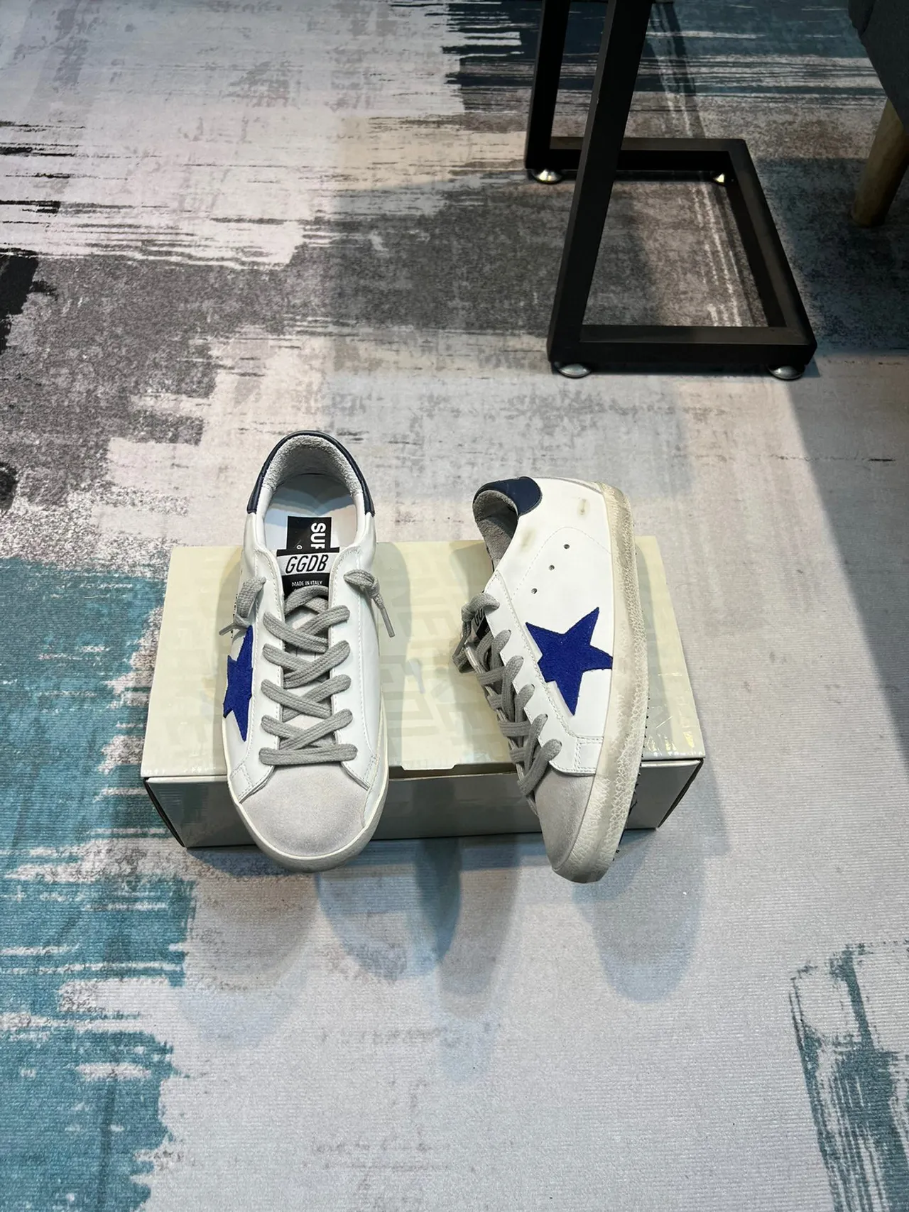 Golden Goose Superstar Desgastado Branco e Navy Lifestyle Sneakers 2