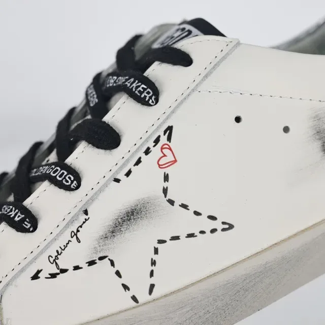 Golden Goose Superstar حذاء رياضي أسلوب حياة من جلد أبيض متضرر 6