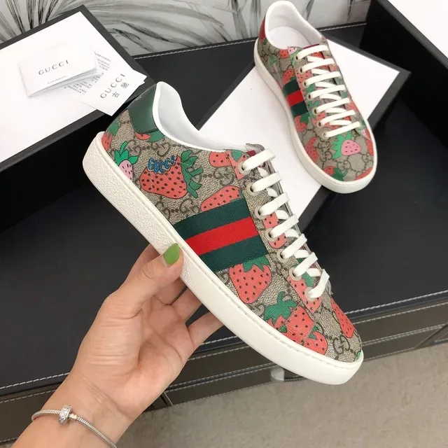 Gucci Ace impression de fraise GG Monogram sneakers lifestyle 2