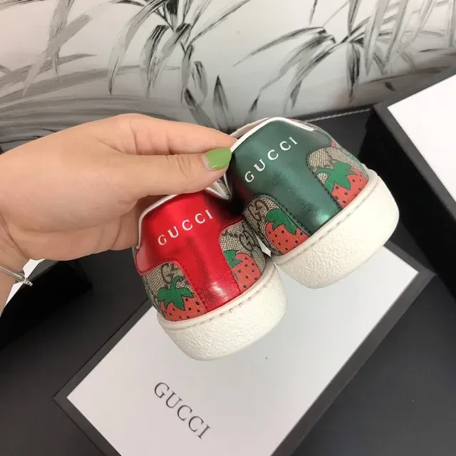 Gucci Ace impression de fraise GG Monogram sneakers lifestyle 4
