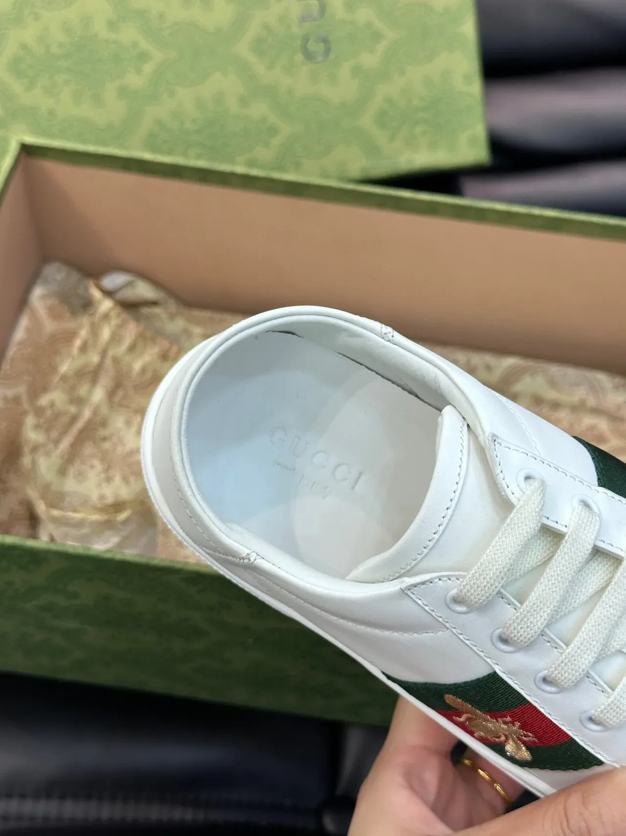 Gucci Ace أبيض أخضر أحمر ويب سترايب تطريز نحلة أسلوب حياة حذاء رياضي 9