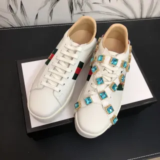 Gucci Ace Zapatillas Lifestyle Blancas de Cuero con Rayas Web y Correa de Cristal