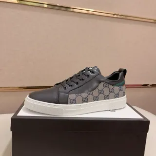 Gucci Zapatillas lifestyle de cuero panelado negro y beige y canvas GG con suela plana blanca cupsole