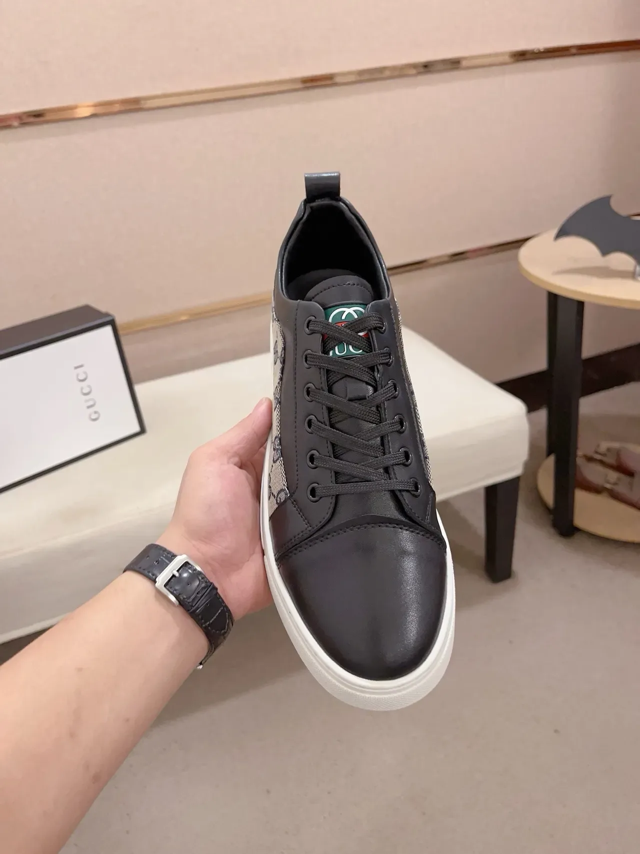 Gucci Tênis lifestyle de couro panelado preto e bege e canvas GG com sola plana branca cupsole 2