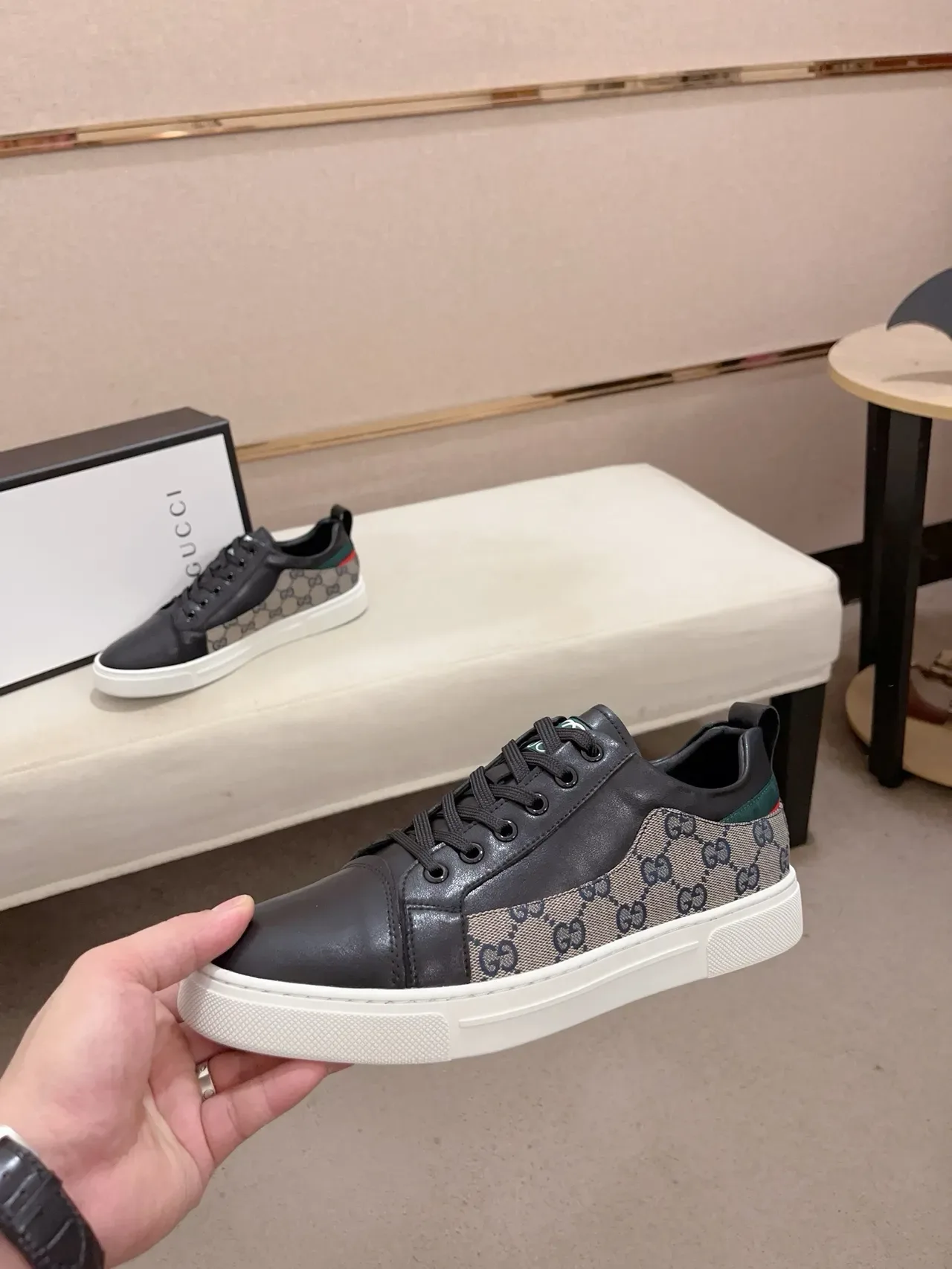 Gucci Tênis lifestyle de couro panelado preto e bege e canvas GG com sola plana branca cupsole 3