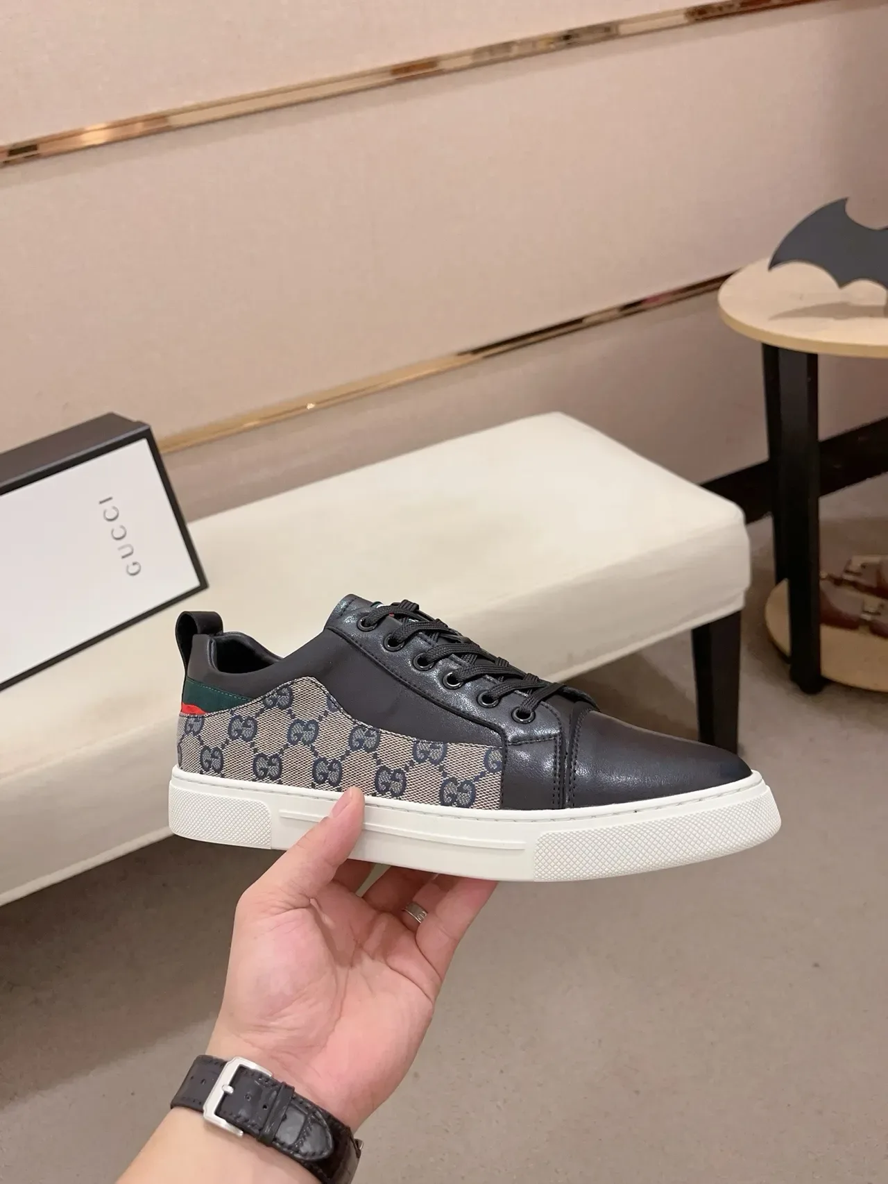 Gucci Tênis lifestyle de couro panelado preto e bege e canvas GG com sola plana branca cupsole 4