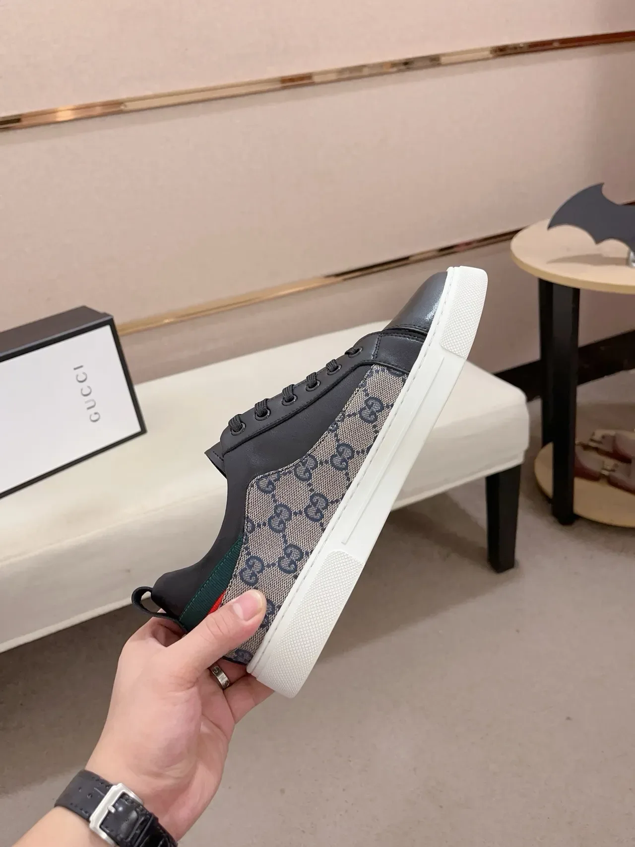 Gucci Tênis lifestyle de couro panelado preto e bege e canvas GG com sola plana branca cupsole 5
