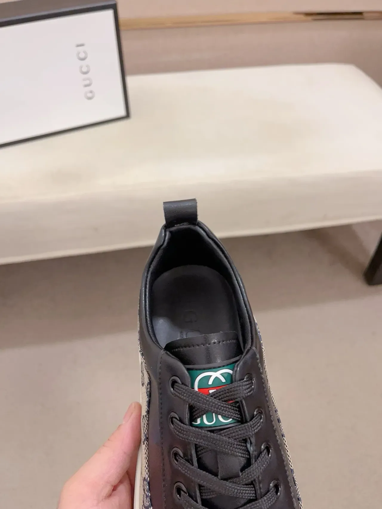 Gucci Tênis lifestyle de couro panelado preto e bege e canvas GG com sola plana branca cupsole 6