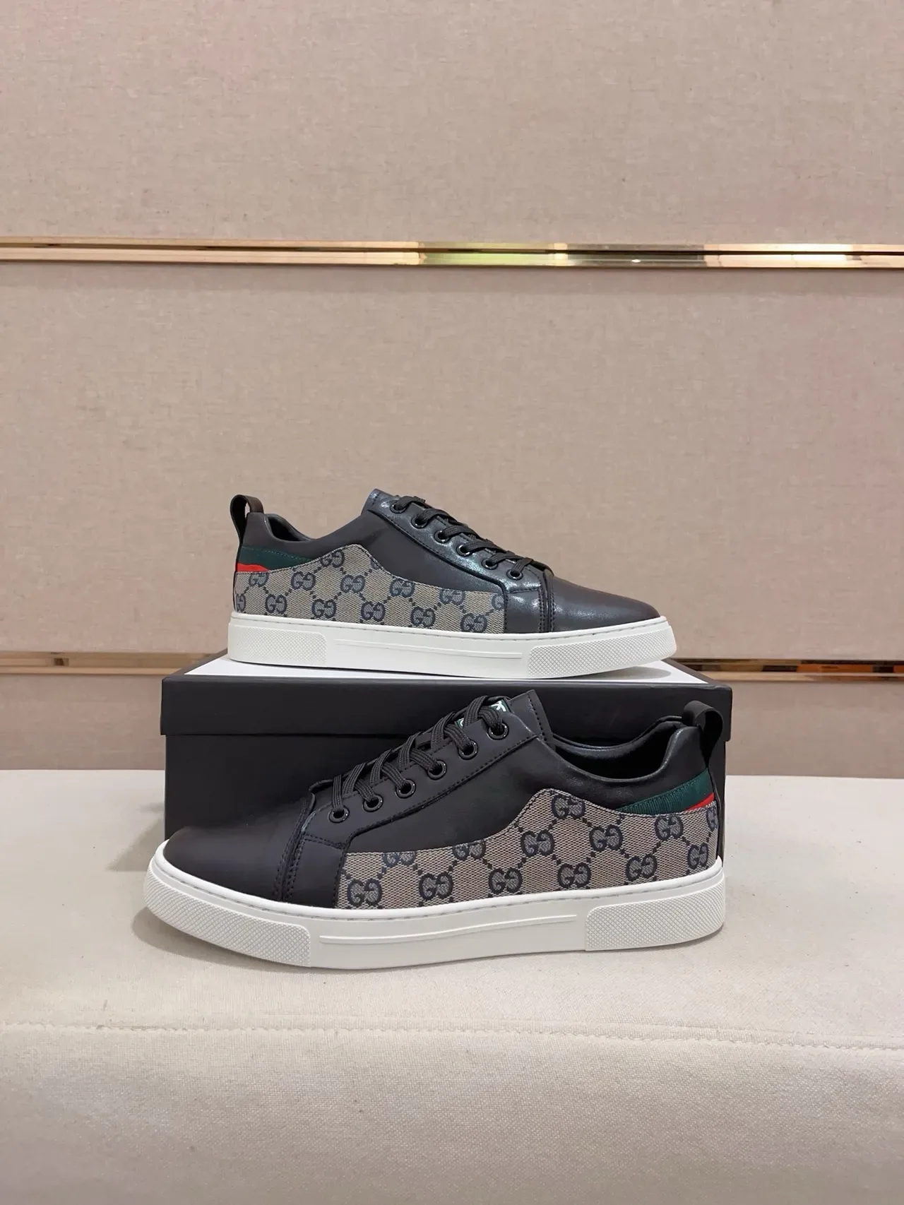 Gucci Tênis lifestyle de couro panelado preto e bege e canvas GG com sola plana branca cupsole 7