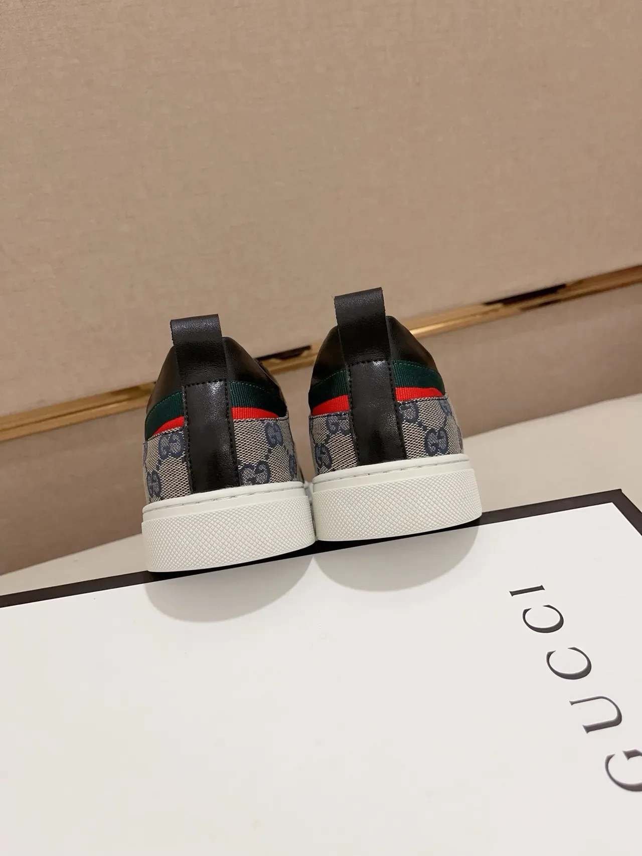 Gucci Tênis lifestyle de couro panelado preto e bege e canvas GG com sola plana branca cupsole 8