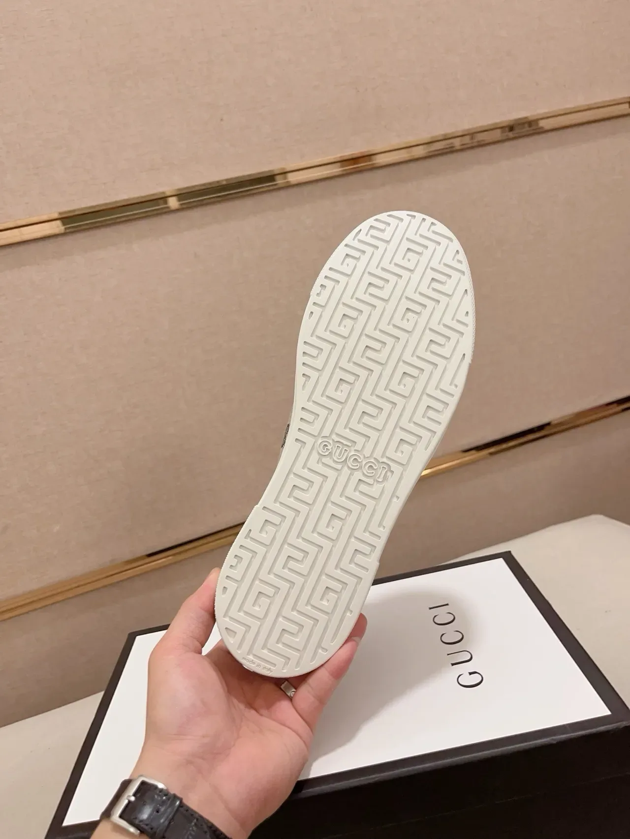 Gucci Tênis lifestyle de couro panelado preto e bege e canvas GG com sola plana branca cupsole 9
