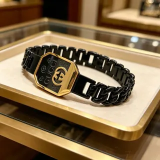 سوار Gucci أسود سيراميك ونغمة ذهبية Interlocking G