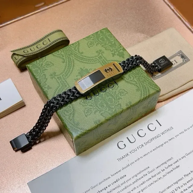 Gucci Pulseira Corrente de Elos Metal Oxidado Preto e Dourado 4