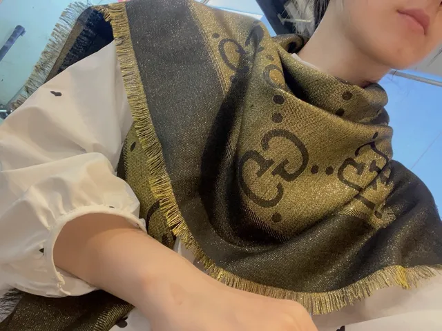 Gucci Negro Dorado GG Monogram Tejido Metálico Gradiente Chal 2