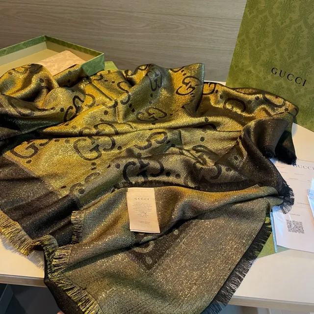 Gucci Negro Dorado GG Monogram Tejido Metálico Gradiente Chal 7