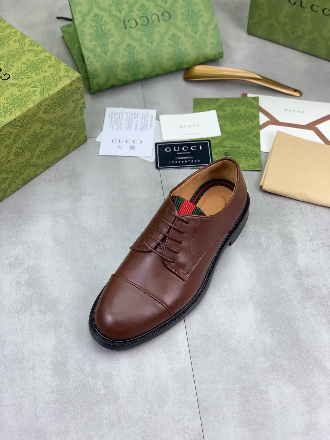 Gucci भूरा काला कैप टू चिकना चमड़ा ऑक्सफोर्ड जूते 4