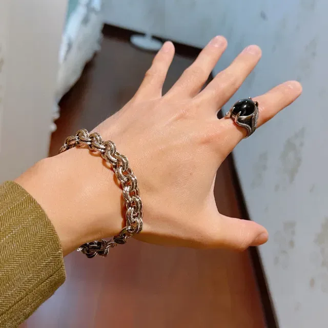 Gucci Chunky Engraved Curb Chain Bracelet 4