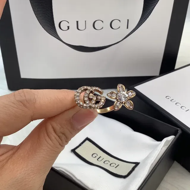 Bague Gucci Cristaux incrustés avec motif floral et double G en ton doré 3