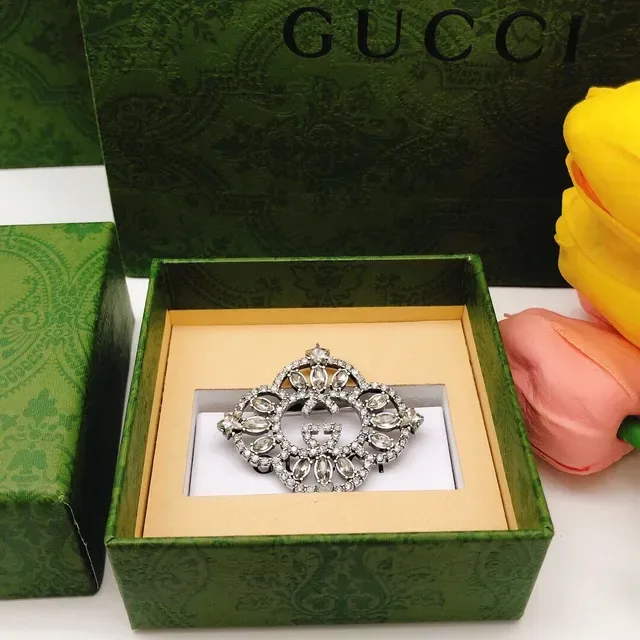Gucci क्रिस्टल-एंक्रस्टेड इंटर्लॉकिंग GG ब्रोच 3