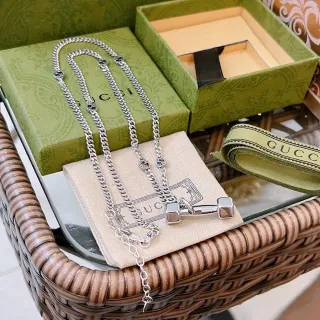 Gucci ডাম্বেল পেন্ডেন্ট সিলভার কার্ব চেইন হার