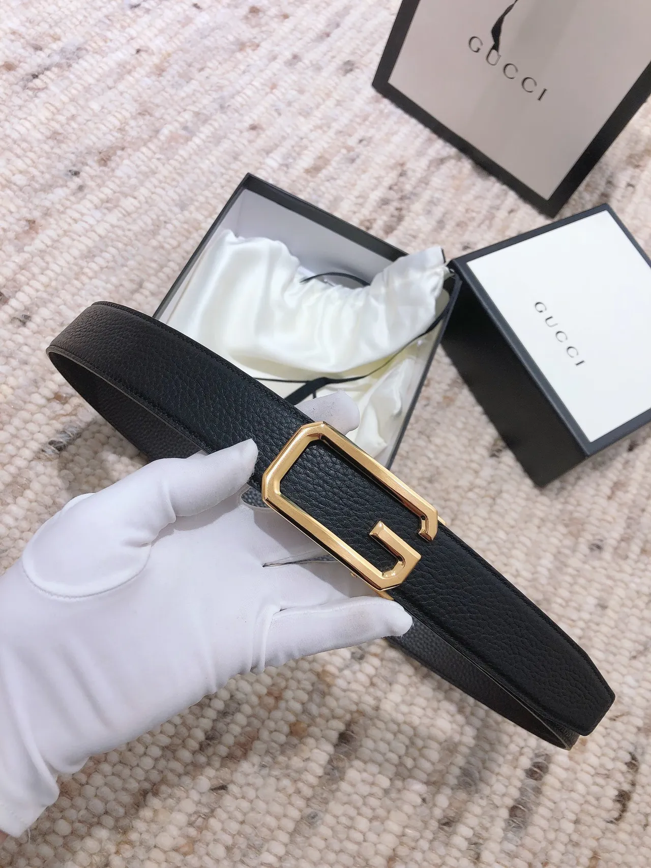 Gucci G-Buckle Cinto de Couro Preto Texturizado 2