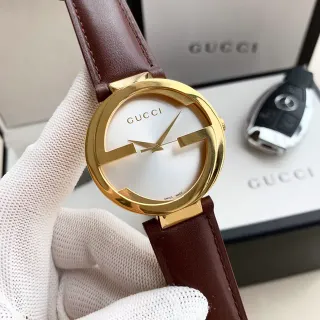 Gucci G-Timeless Interlocking G सोने के रंग की क्वार्ट्ज घड़ी सफेद डायल भूरी चमड़े की पट्टियों के साथ