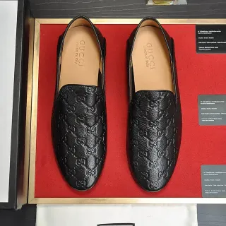 Gucci GG Marmont काला बेज एम्बॉस्ड मोनोग्राम स्मूथ लेदर लूफर