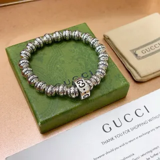 Gucci GG Marmont سوار فضي أسود مزخرف نقشي خرز متشابك G تعويذة سوار