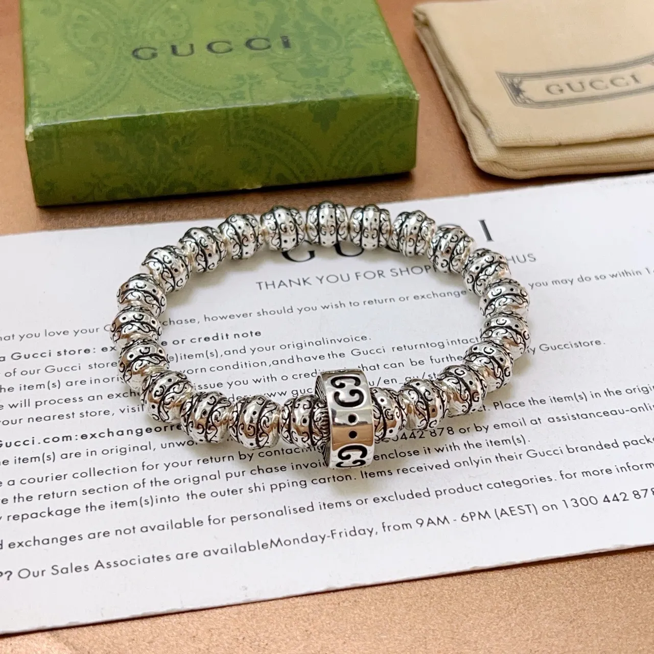 Gucci GG Marmont سوار فضي أسود مزخرف نقشي خرز متشابك G تعويذة سوار 2