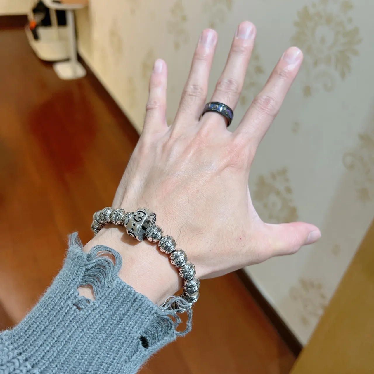 Gucci GG Marmont سوار فضي أسود مزخرف نقشي خرز متشابك G تعويذة سوار 4