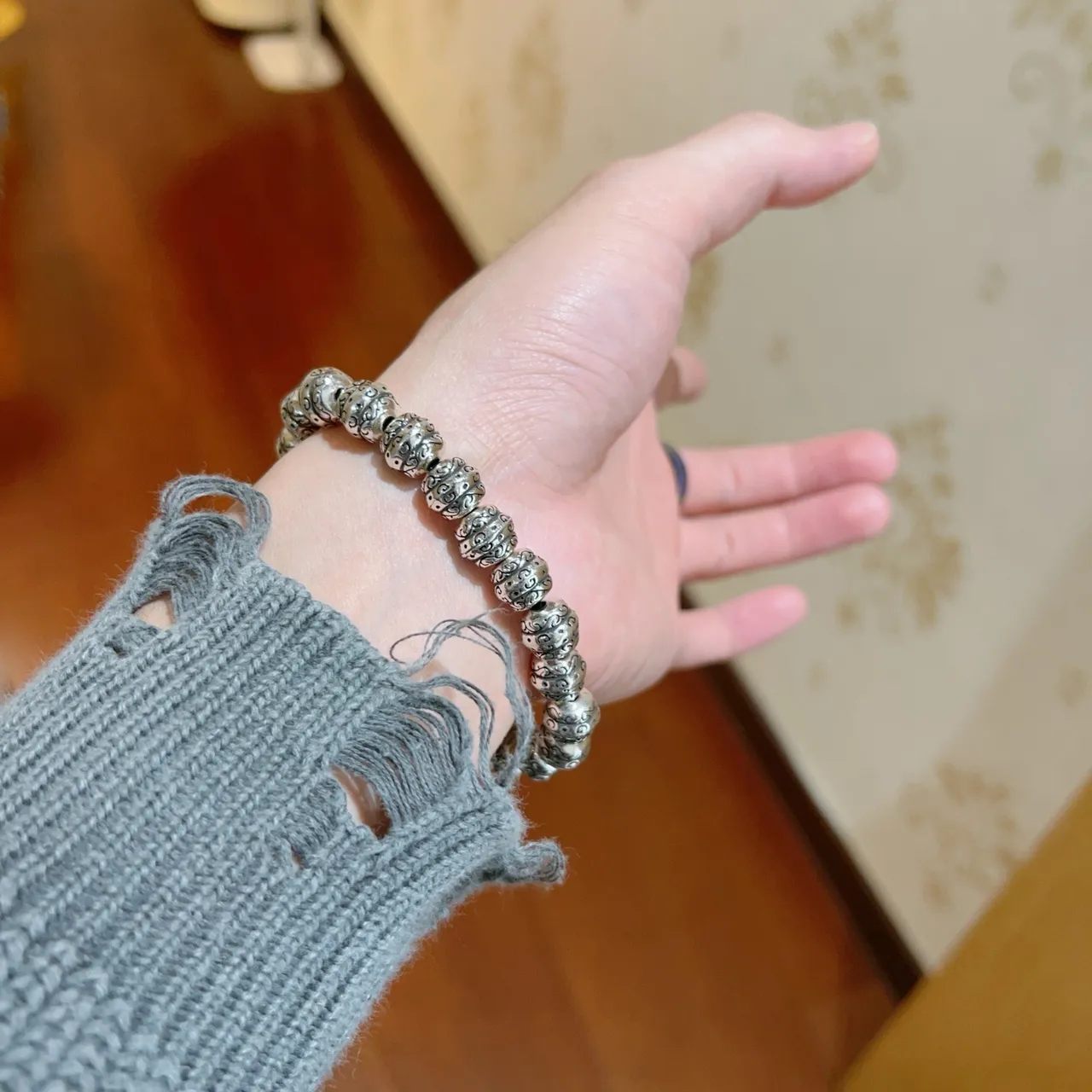 Gucci GG Marmont سوار فضي أسود مزخرف نقشي خرز متشابك G تعويذة سوار 7