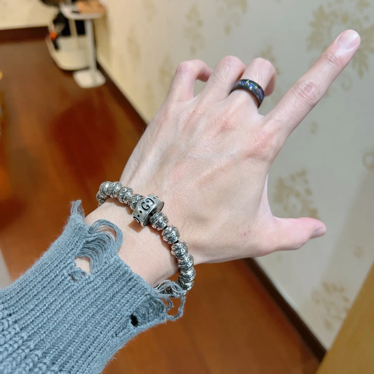 Gucci GG Marmont سوار فضي أسود مزخرف نقشي خرز متشابك G تعويذة سوار 8